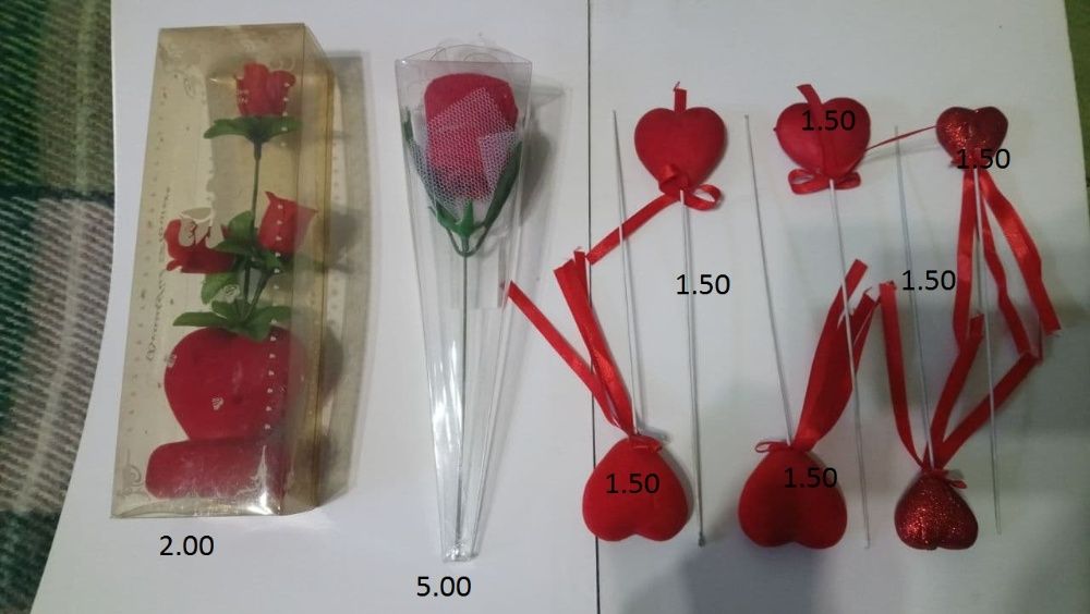 Листівки з Новим роком 8 Березня з Днем народження валентинки серця