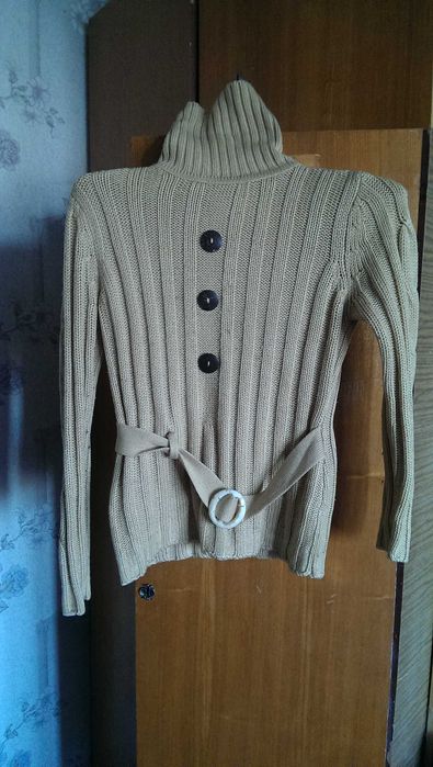 Красивый женский свитерок с ремешком