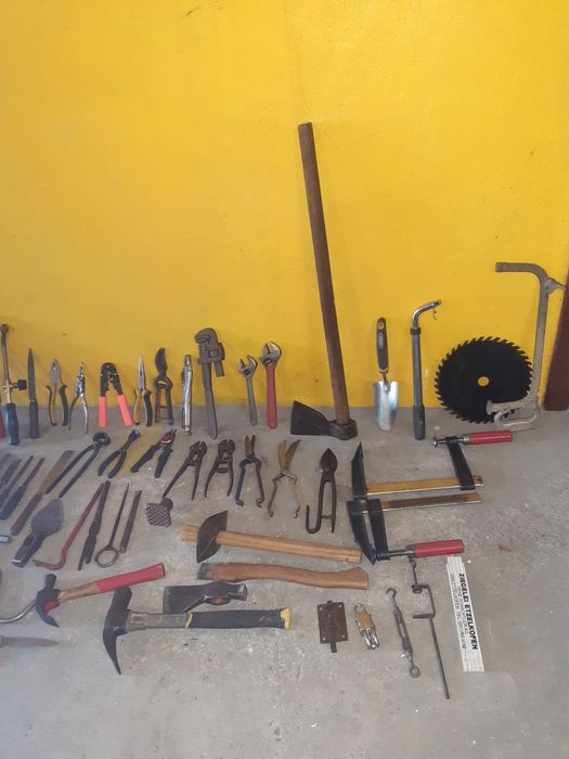 Varas ferramentas antigas