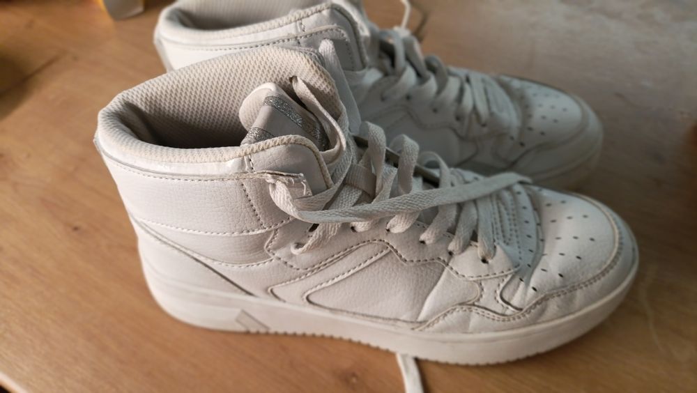 Białe sneakersy 38