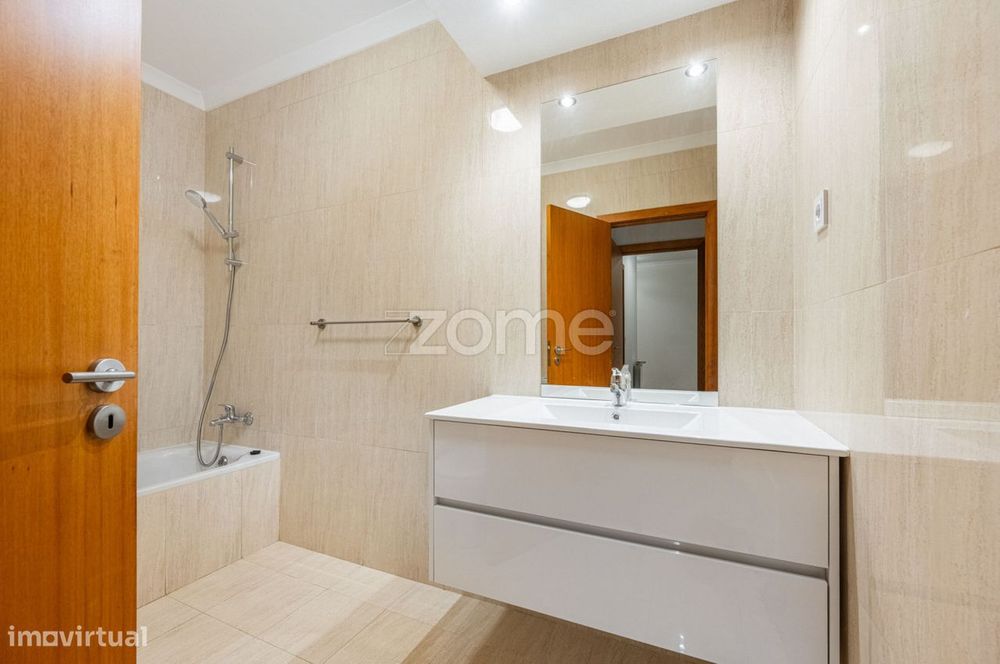 Apartamento T3 Com Lugar de Garagem e Arrumos | Nascente - Poente