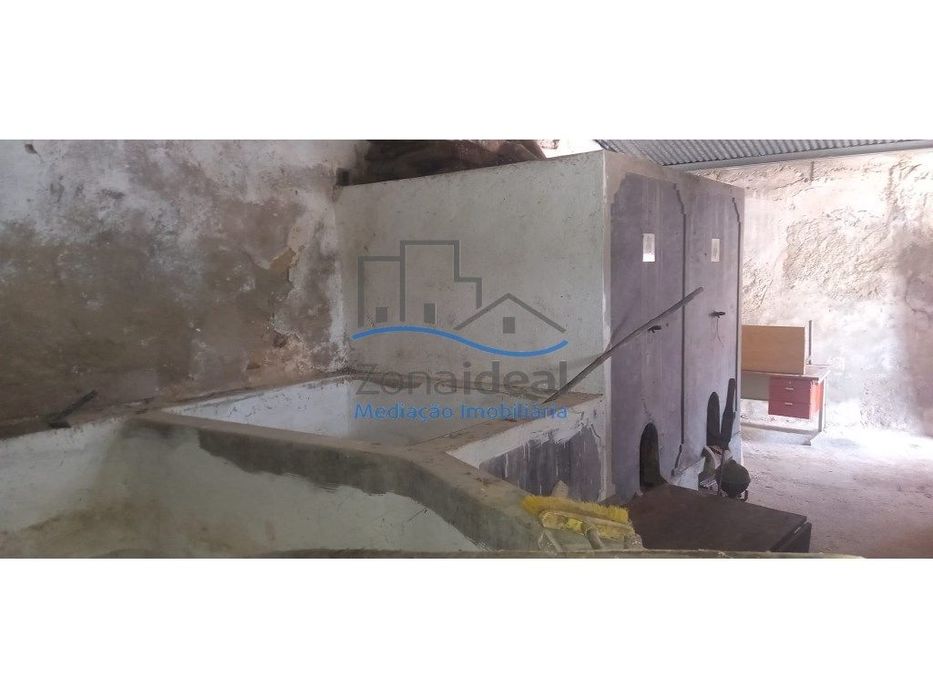 Adega com 2 depósitos, lagar comprensa e lagariça - Localizada em A...