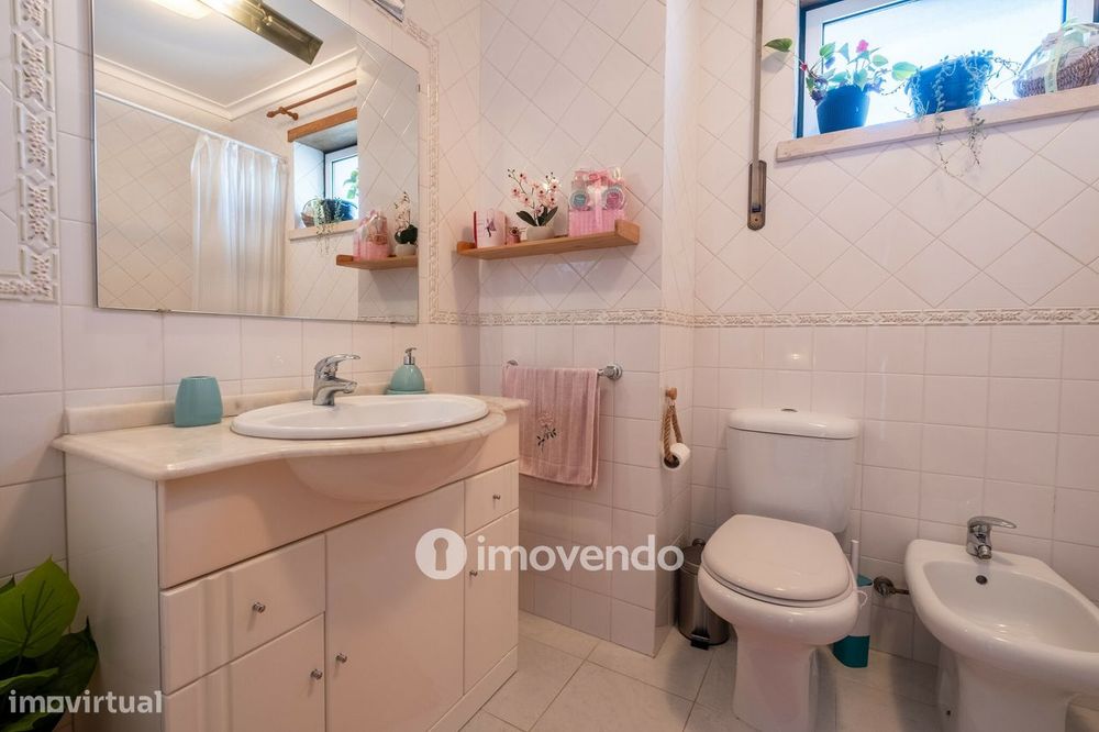 Moradia T3 mobilada e equipada, com garagem e jardim, na Mealhada