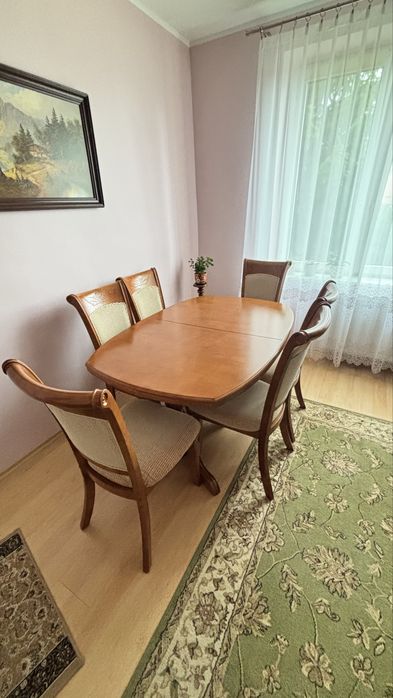 Drewniany , rozkladany stół plus krzesła