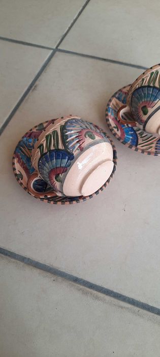 Xicaras com pires e bule