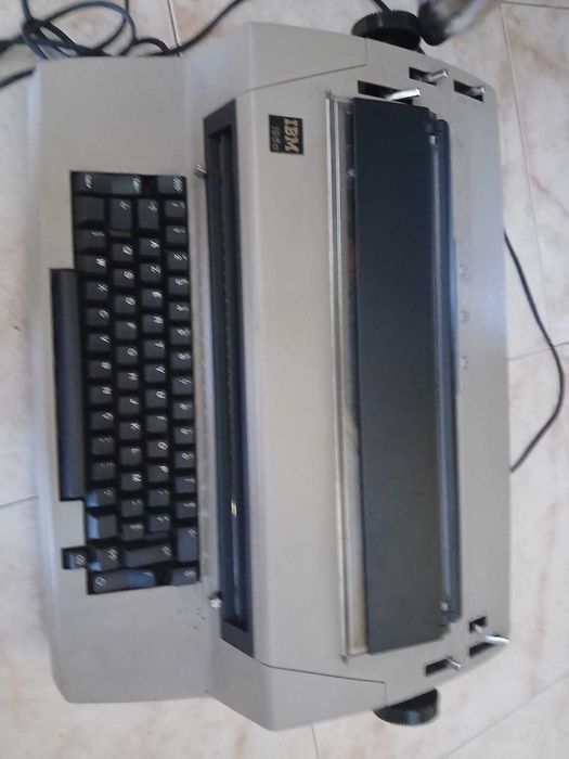 Máquina de Escrever IBM 196C – Vintage Colecionável