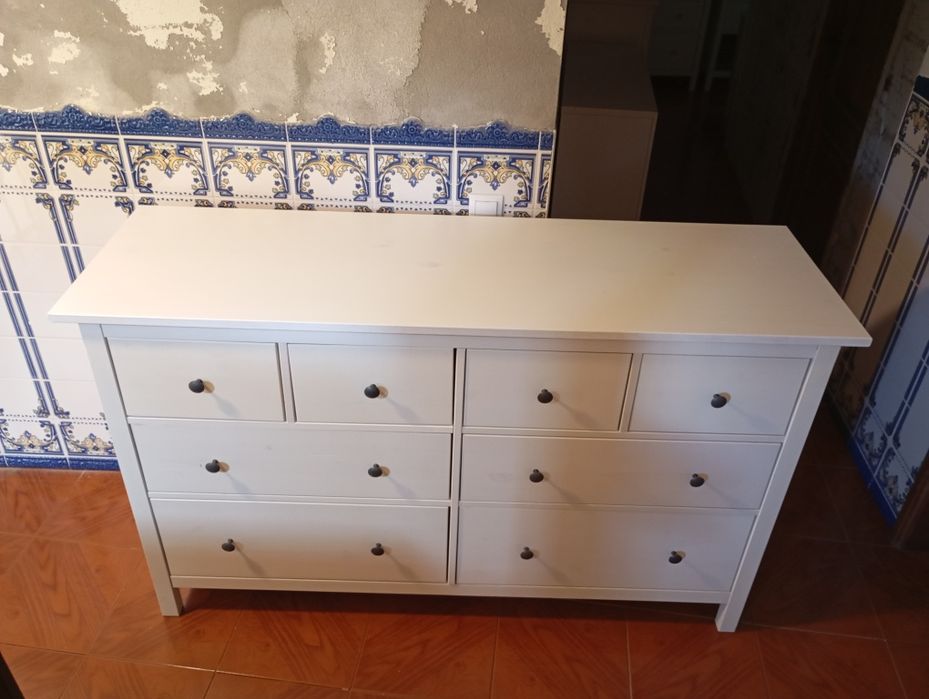 Cómoda branca com 8 gavetas
