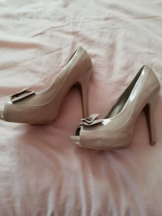 Sapatos de salto alto