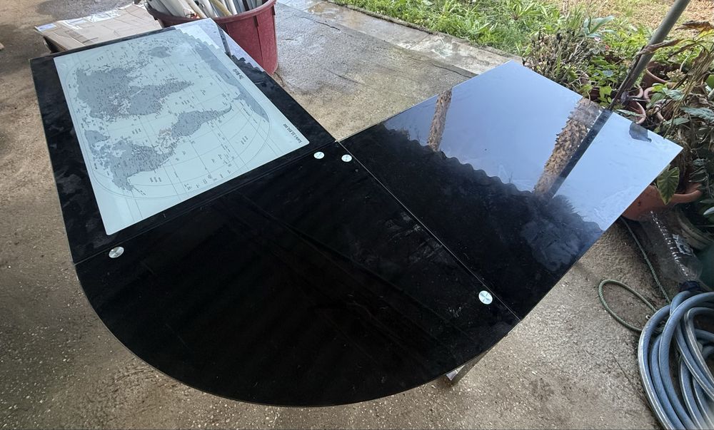 Secretaria tampo em vidro temperado preto com mapa