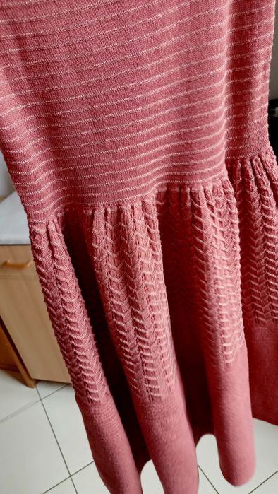 Sukienka sweterkowa na ramiączkach ze złotą nitką S/M