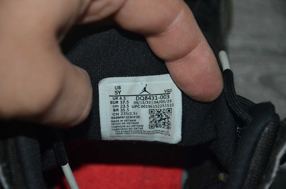 Продам кросівки шкіряні Фірма Jordan Two Trey GS 003.
