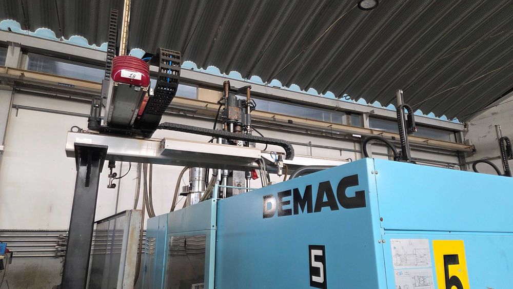 Máquina de injeção Demag 250 TON