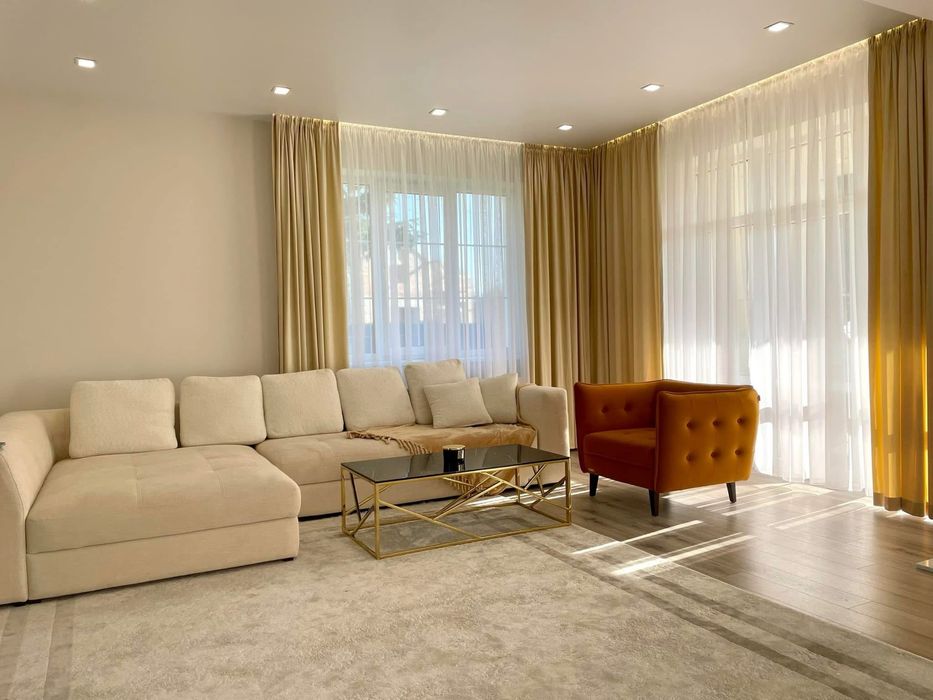 Продам будинок неподалік міського озера!