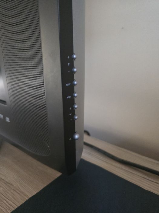 Telewizor GRUNDIG 32” LCD – sprawny, solidny, z podstawą