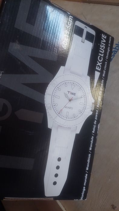 Relógio branco de parede