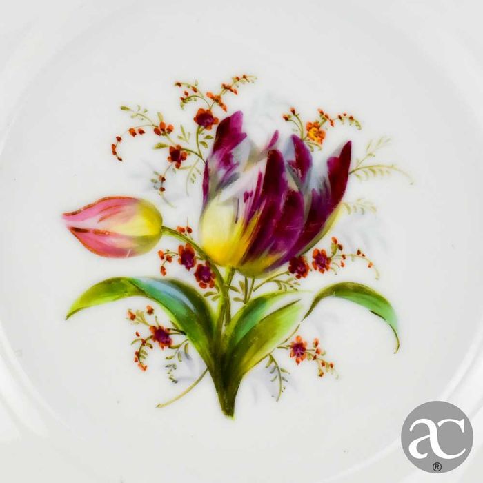 Prato raso porcelana europeia séc. XIX, pintado decorado com flores N2