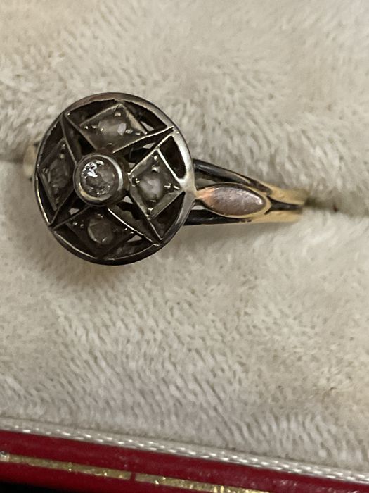 Anel de senhora com pedras e detalhes nas laterais