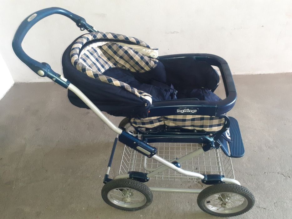 Carrinho de bebé clássico