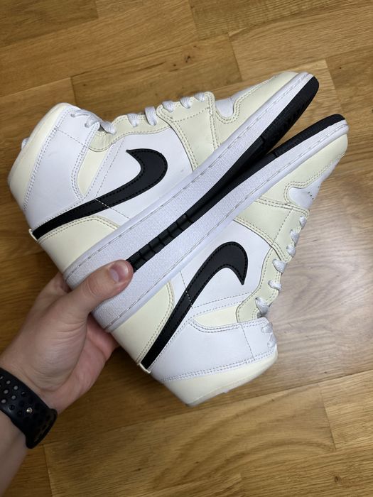 Кросівки жіночі Nike Air Jordan 1 Mid Coconut Milk розмір 39 25 см