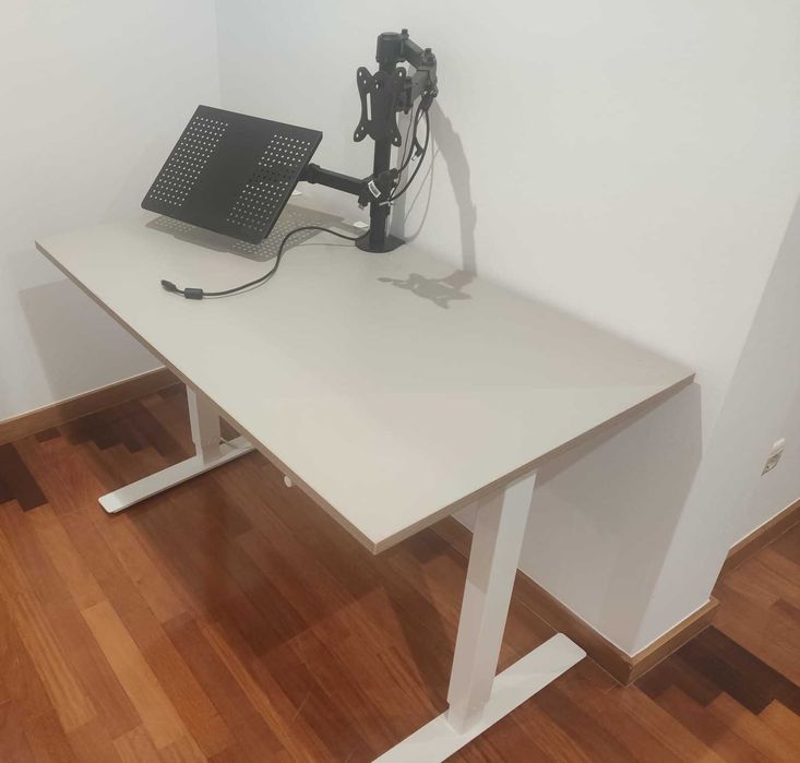 Secretária IKEA SKARSTA Manual Sit-Stand + Suporte para Portátil