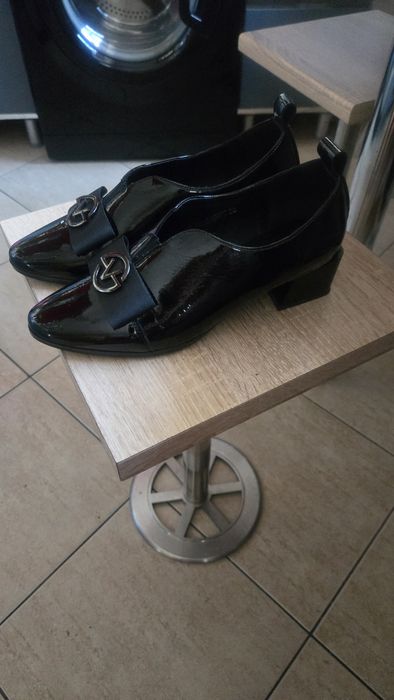 Buty lakierowana czarne z ozdobna elosa