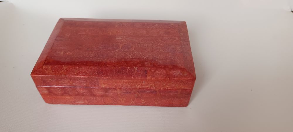 Szkatułka z korala. 13,5x8x4,5 cm.