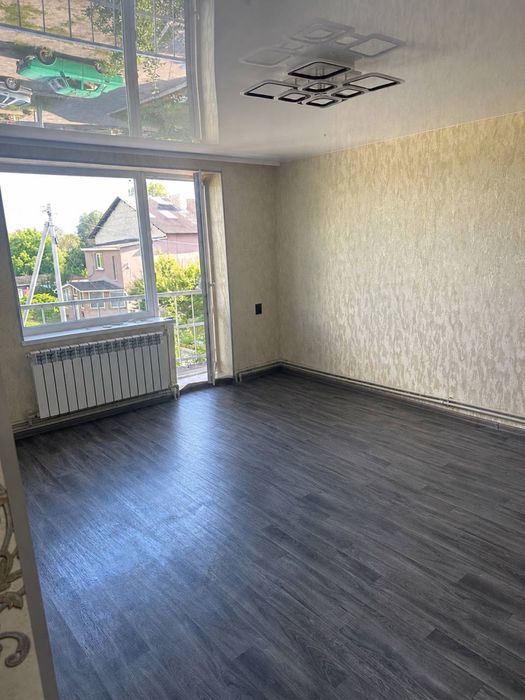 Продам простору 3-кімнатну квартиру в смт Пересічне!