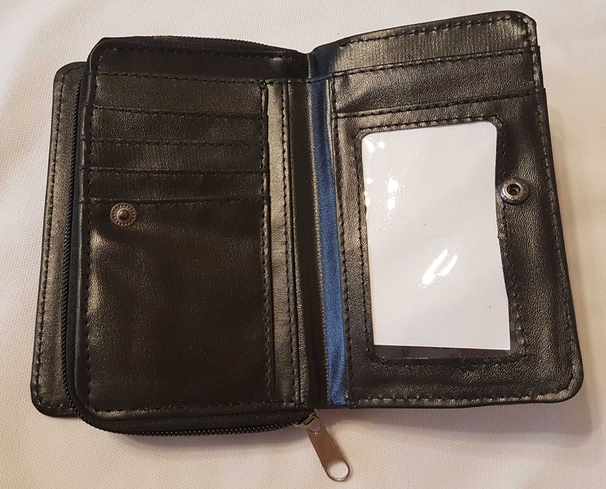 Czarny portfel damski lakierowany