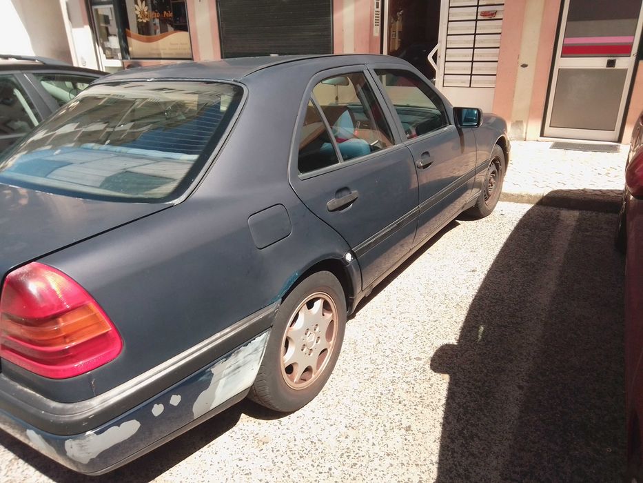 Mercedes 220D. Para restauro Até dia 24.. Oportunidade