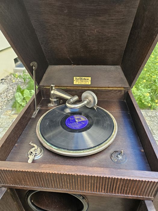 Gramofon szafkowy przedwojenny 1925 -1935 plus 40 płyt