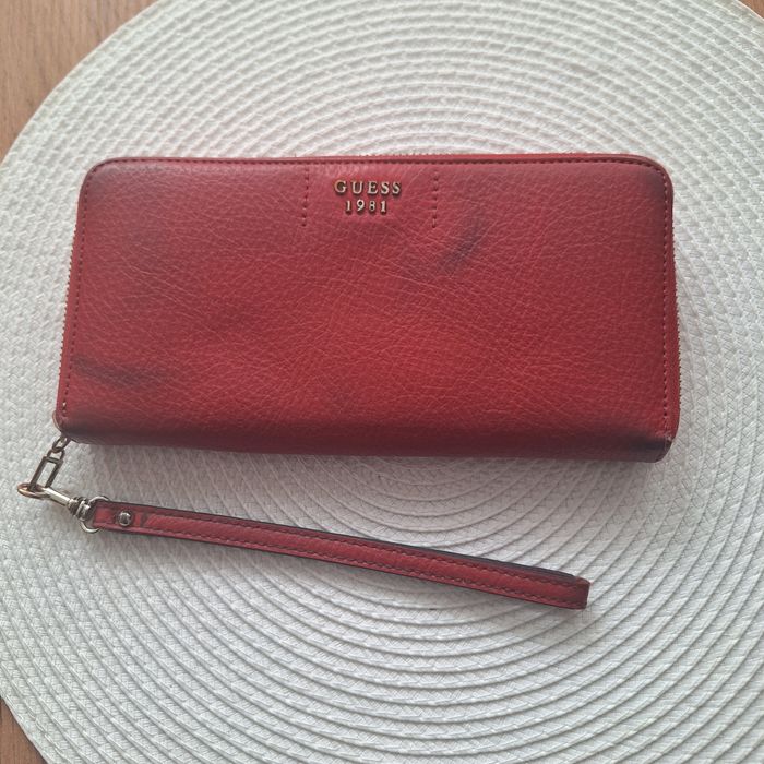 Portfel czerwony Guess.