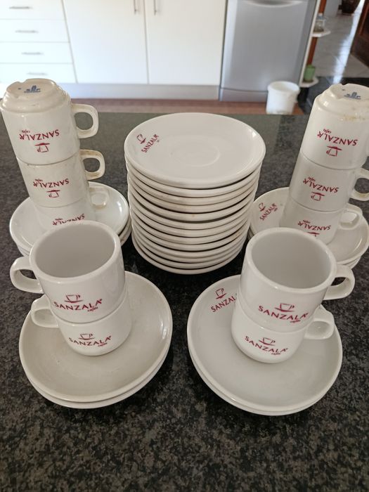 conjunto de chávenas e pires