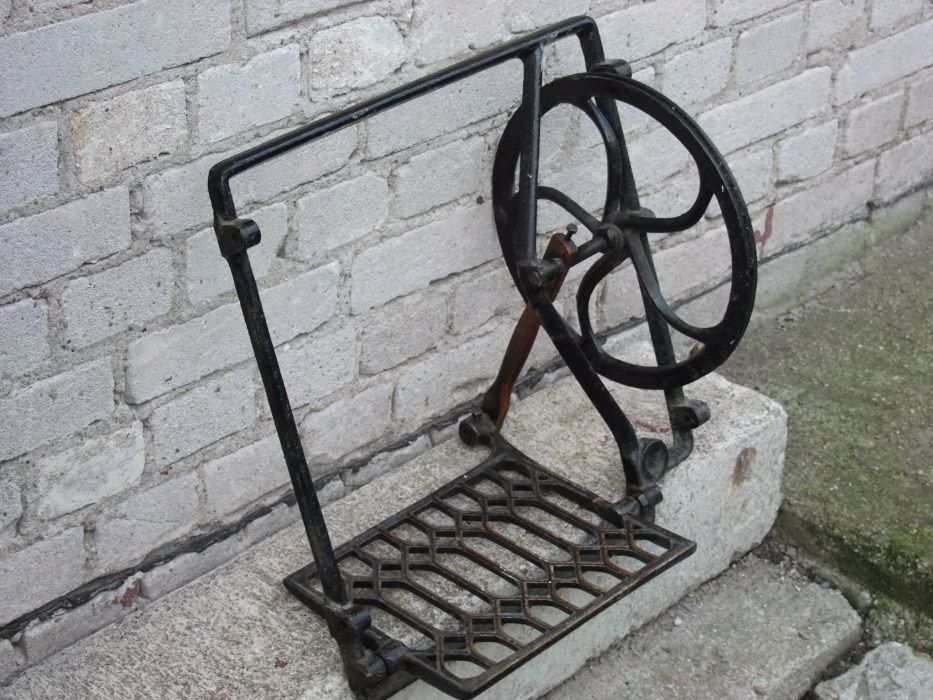 Element starej żeliwnej maszyny - dekoracja ogrodowa