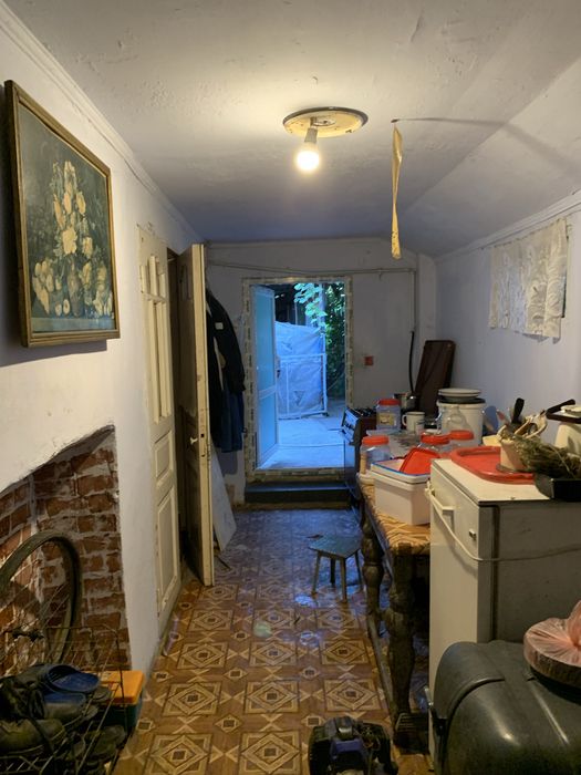 Сдача пів будинку. В одному дворі із хазяйкою.