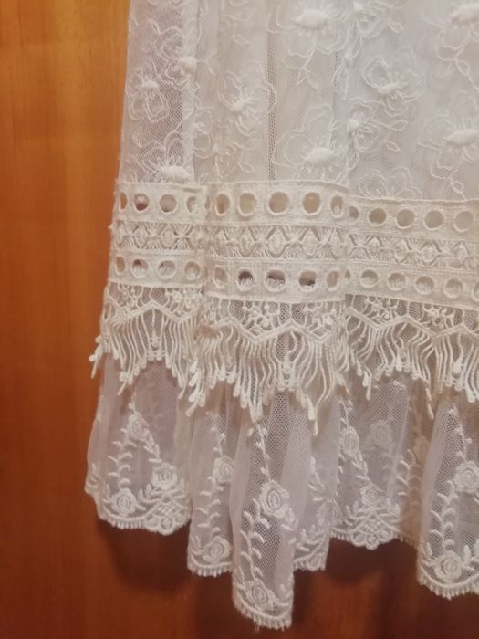 Vestido bordado beje