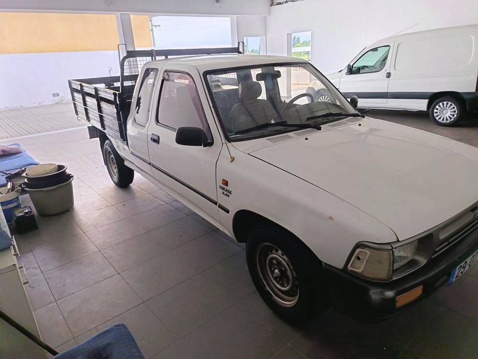 Carrinha Toyota caixa aberta