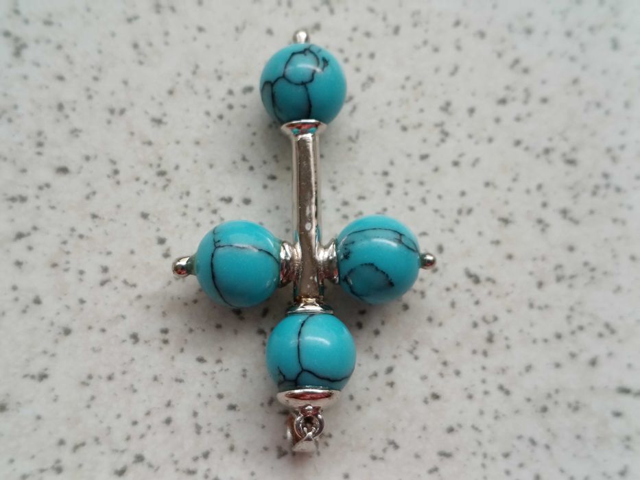 Srebrna zawieszka z niebieskim koralem S925 Wisiorek Krzyż Krzyżyk