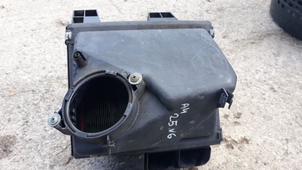 Audi a4 b5 2.5 V6,obudowa filtra powietrza oryginał