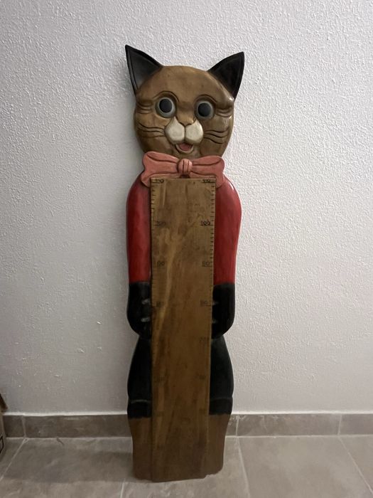 Gato de madeira maciça com medicao de altura