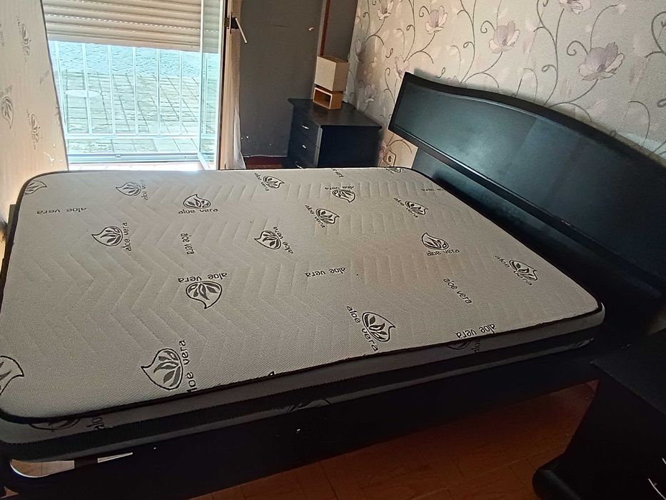 Ótima Cama com Colchão Madeira Maciça