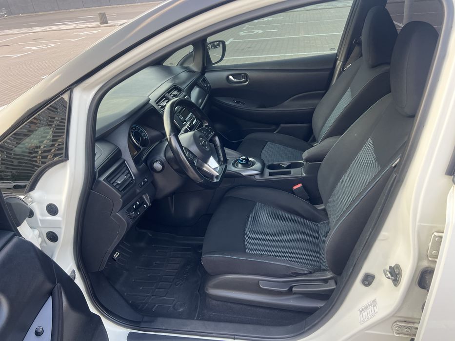 Nissan Leaf в отличном состоянии.