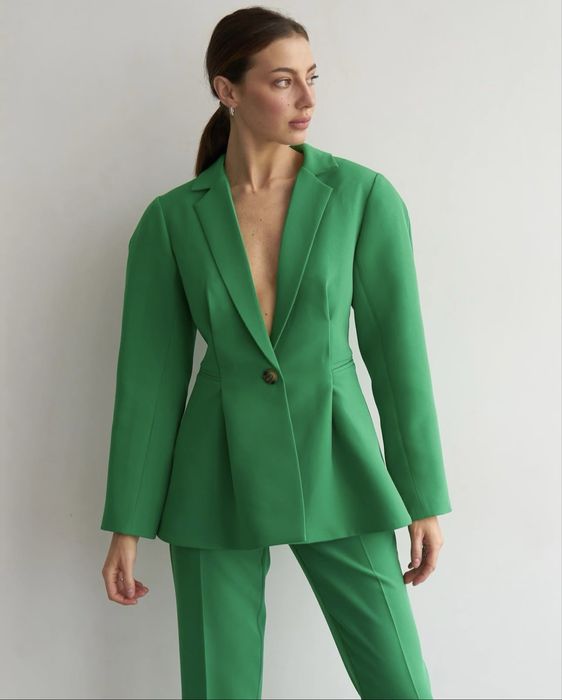 Яскравий костюм від бренду Devari