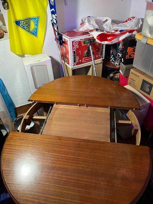 Mesa de jantar em madeira