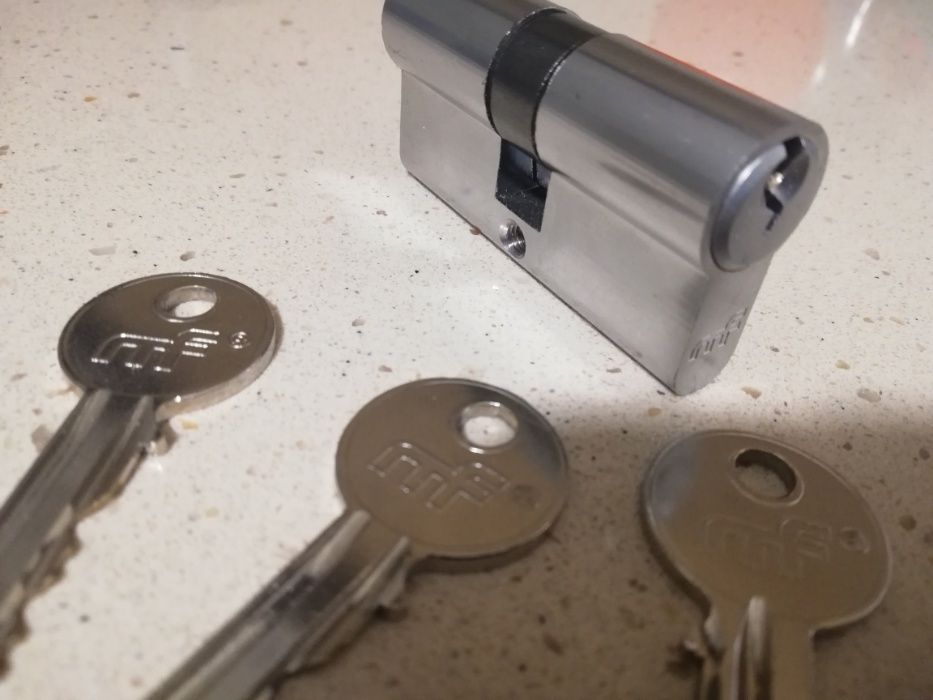 Cilindro fechadura 30mmx30mm MF novo (3 chaves)