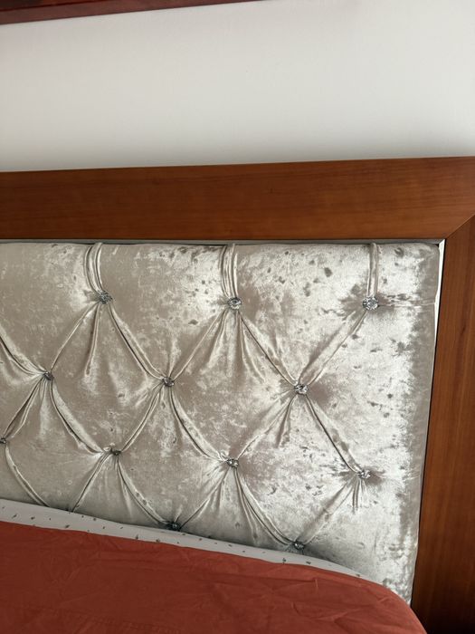 Cama + duas mesas de cabeceira + colchão