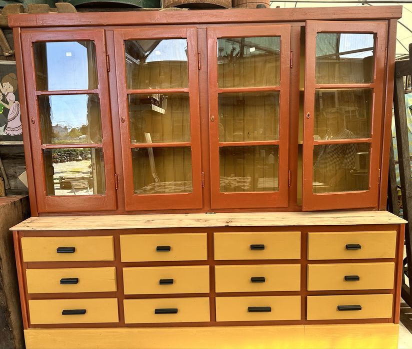 Armarios louceiros vintage! Iluminados e de varias cores…