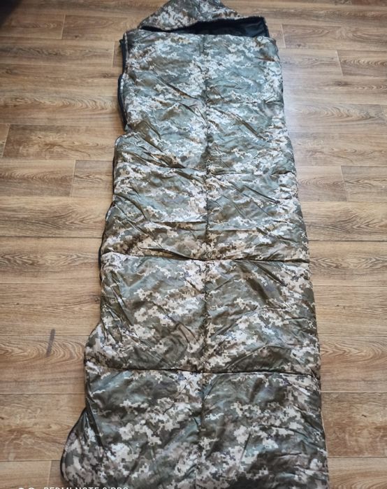 Спальний мішок 216/70 см з капюшоном зігріє в холоди.