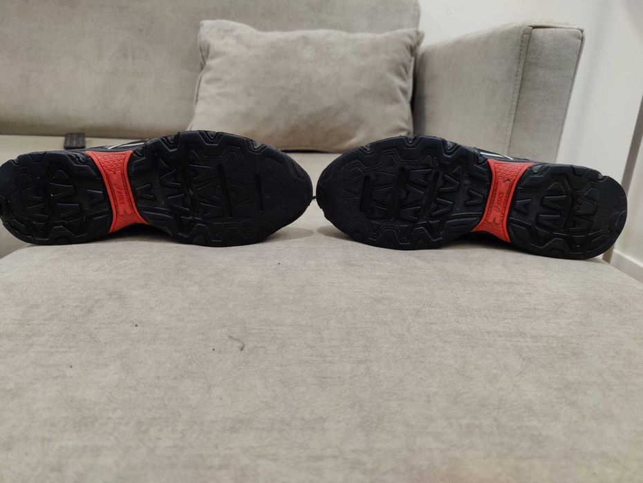 Sapatilhas Asics tam. 42.5 em muito bom estado.