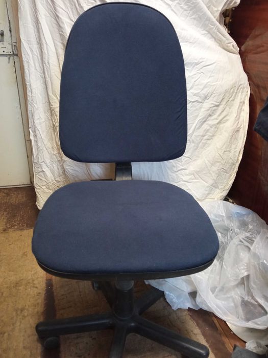 офісне крісло на колісчатах
