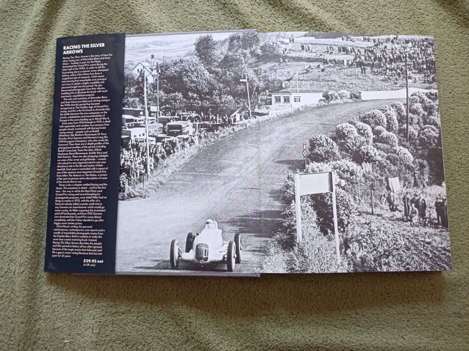 Livro Racing the Silver Arrows: Mercedes Benz versus , de Chris Nixon